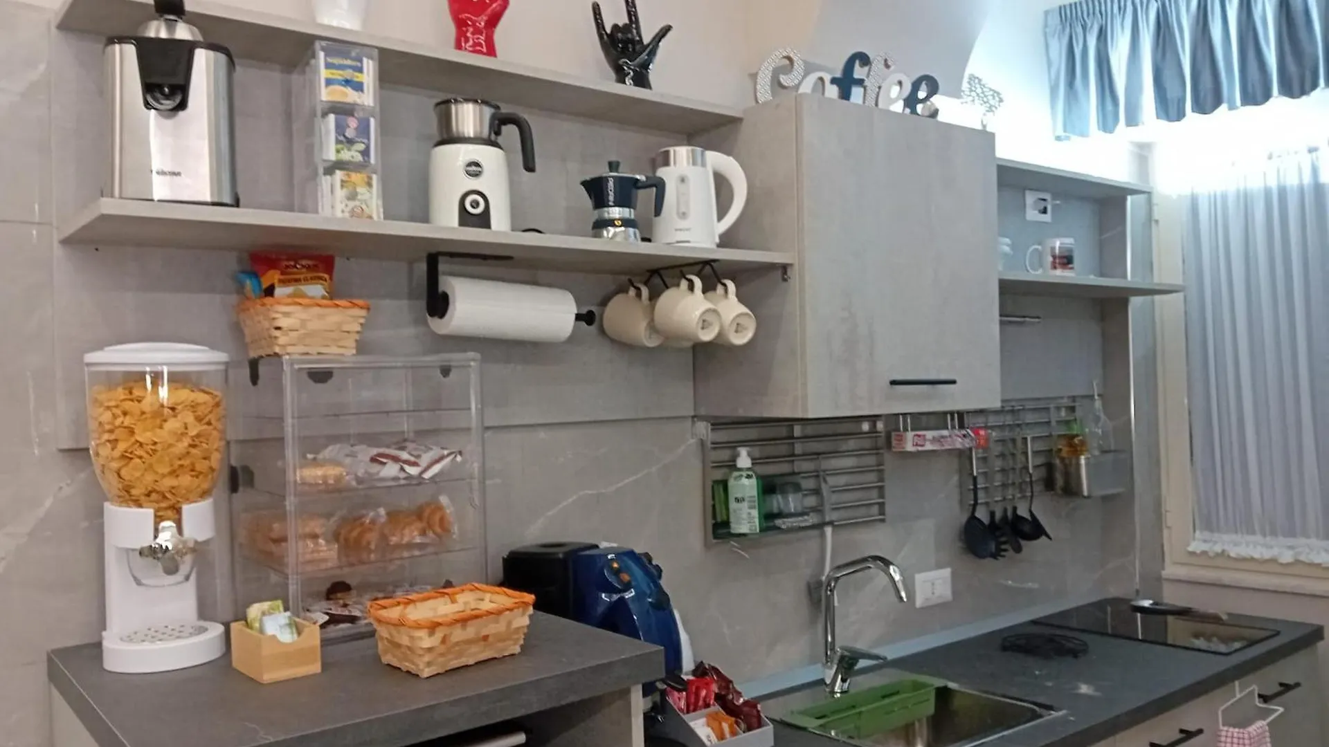 B&B Piccololucio2 Naples 0*,  Italy